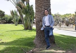 José Vélez posando sobre el parque de San Juan, en Telde.