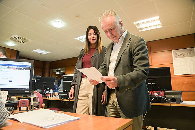 Ángel Víctor Torres registra su candidatura como presidente.