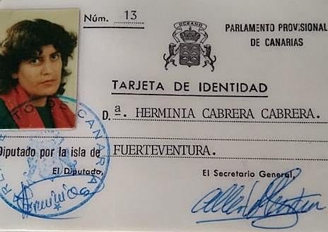 Imagen secundaria 1 - Herminia se jubila: primera diputada y secretaria municipal