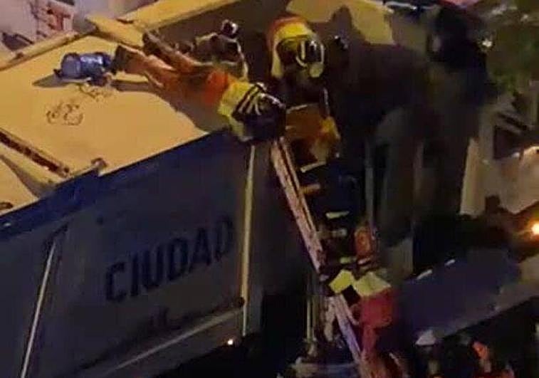 Labores de evacuación del hombre que cayó al camión de la basura.