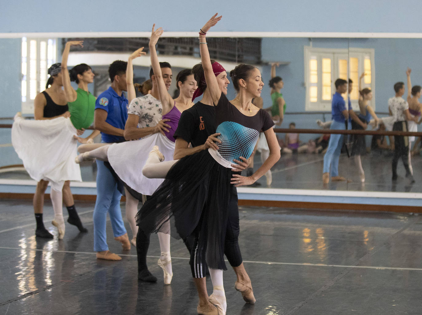 Bailarines ensayan en la sede del Ballet Nacional de Cuba (BNC), en La Habana (Cuba). El Ballet Nacional de Cuba (BNC) se va de gira a Costa Rica y España con un programa que incluirá piezas conocidas y algunas de reciente incorporación a su repertorio. 