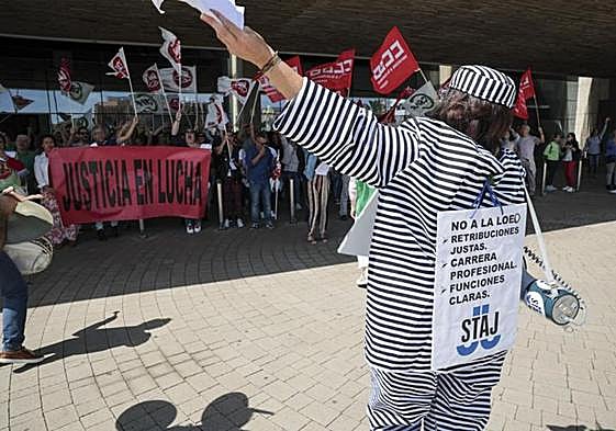 Funcionarios en huelga concentrados a las puertas de la Ciudad de la Justicia de Las Palma de Gran Canaria.