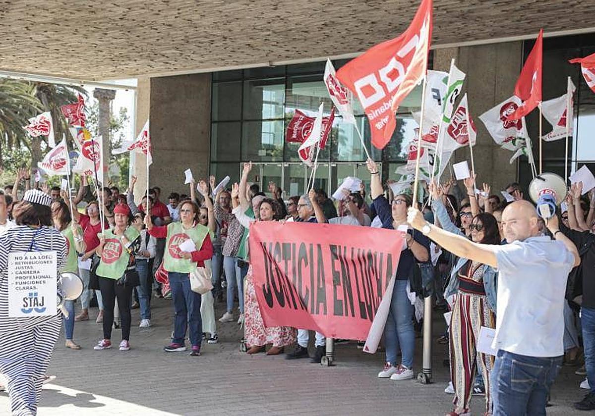 Los funcionarios de justicia secundan la huelga en la capital grancanaria