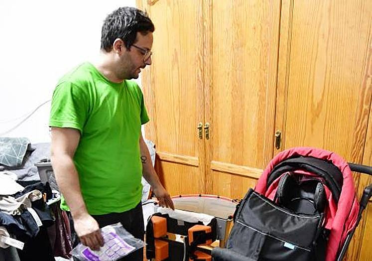 El cuarto de Marta estaba repleto de los aparatos que la ayudaban a vivir.