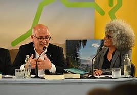 Antonio Morales junto a la periodista Teresa Artiles en la presentación de su libro.