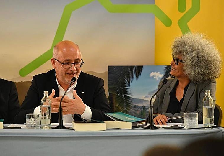Antonio Morales junto a la periodista Teresa Artiles en la presentación de su libro.