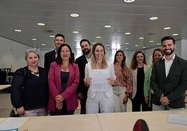 María Fernández, en el centro, junto a varios miembros de su lista electoral al Cabildo este jueves.