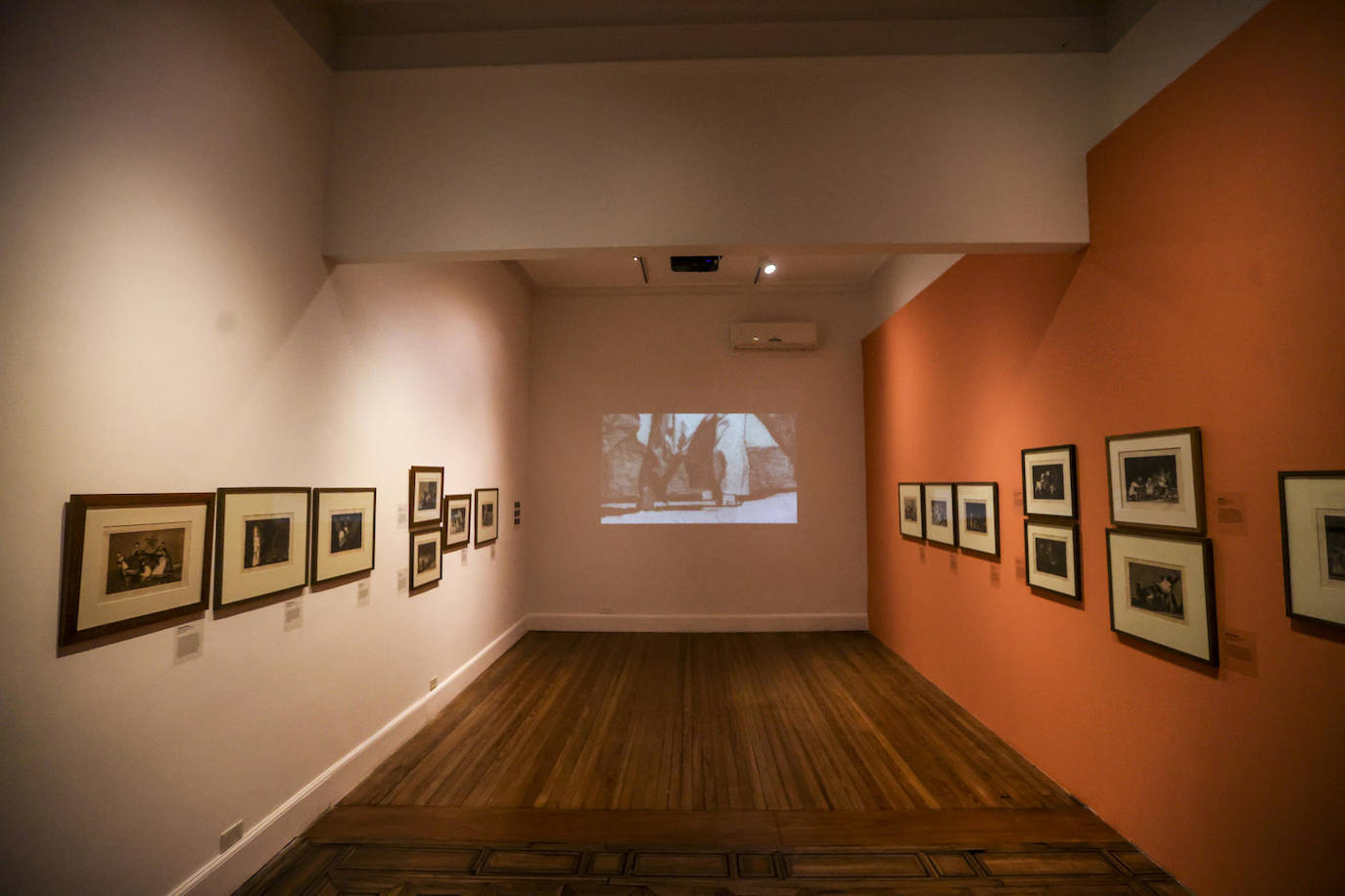 Fotografía de obras de Francisco de Goya y Lucientes en la exposición instalada en el Museo de Arte Español Enrique Larreta, que incluye 57 grabados, hoy en Buenos Aires (Argentina). «Goya. Los Disparates. Hermetismo, subversión y fantasía» es el nombre de la muestra que se permite ver en Buenos Aires. Esta serie de grabados que, igual que «Los Caprichos», «Los Desastres de la Guerra» o las denominadas Pinturas Negras, adelantan, a comienzos del siglo XIX, el arte moderno. 