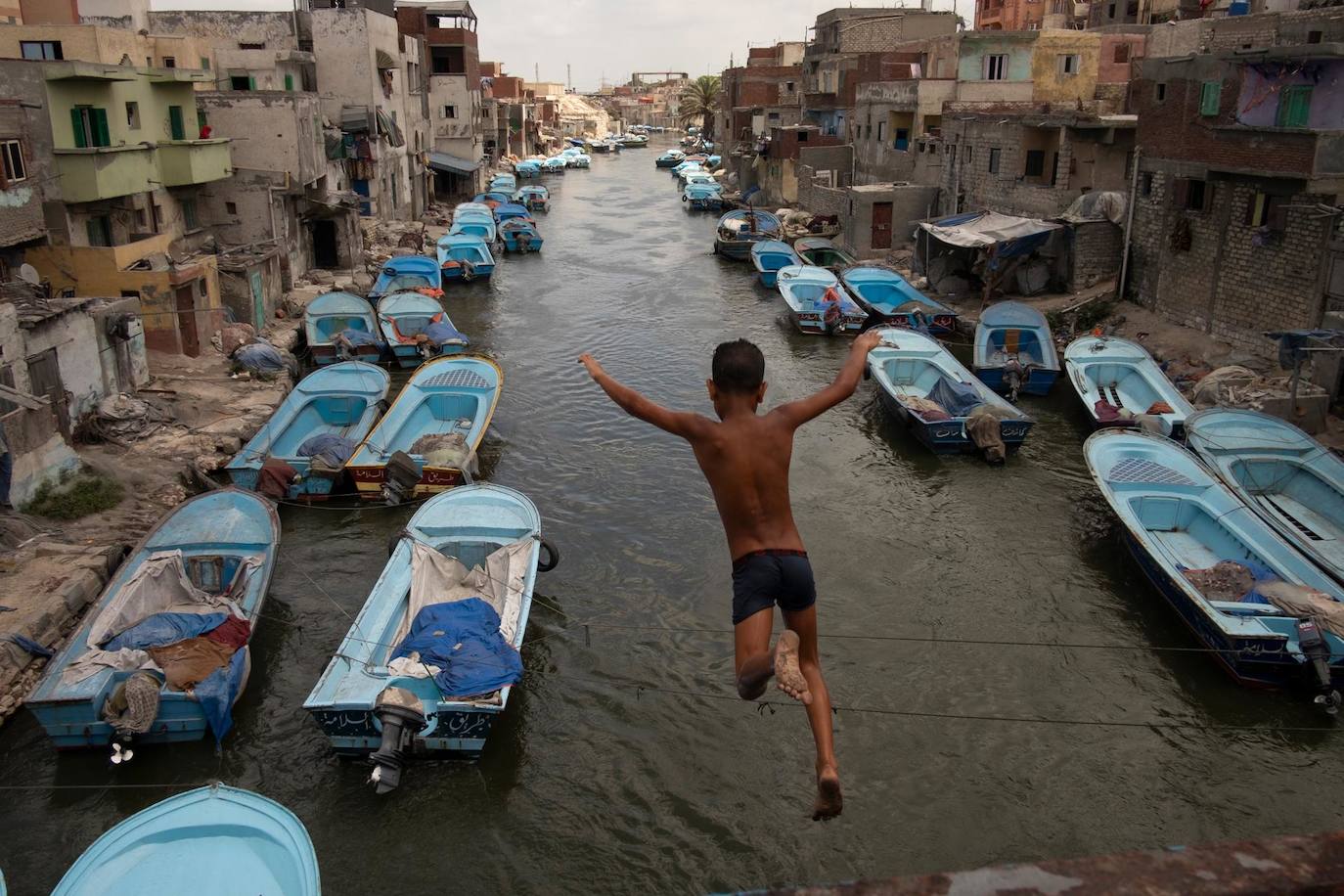 Una fotografía proporcionada por la World Press Photo Foundation muestra la imagen ganadora del premio de formato abierto del World Press Photo Contest 2023 de Mohamed Mahdy que muestra una fotografía de Here, The Doors Don't Know A mí.