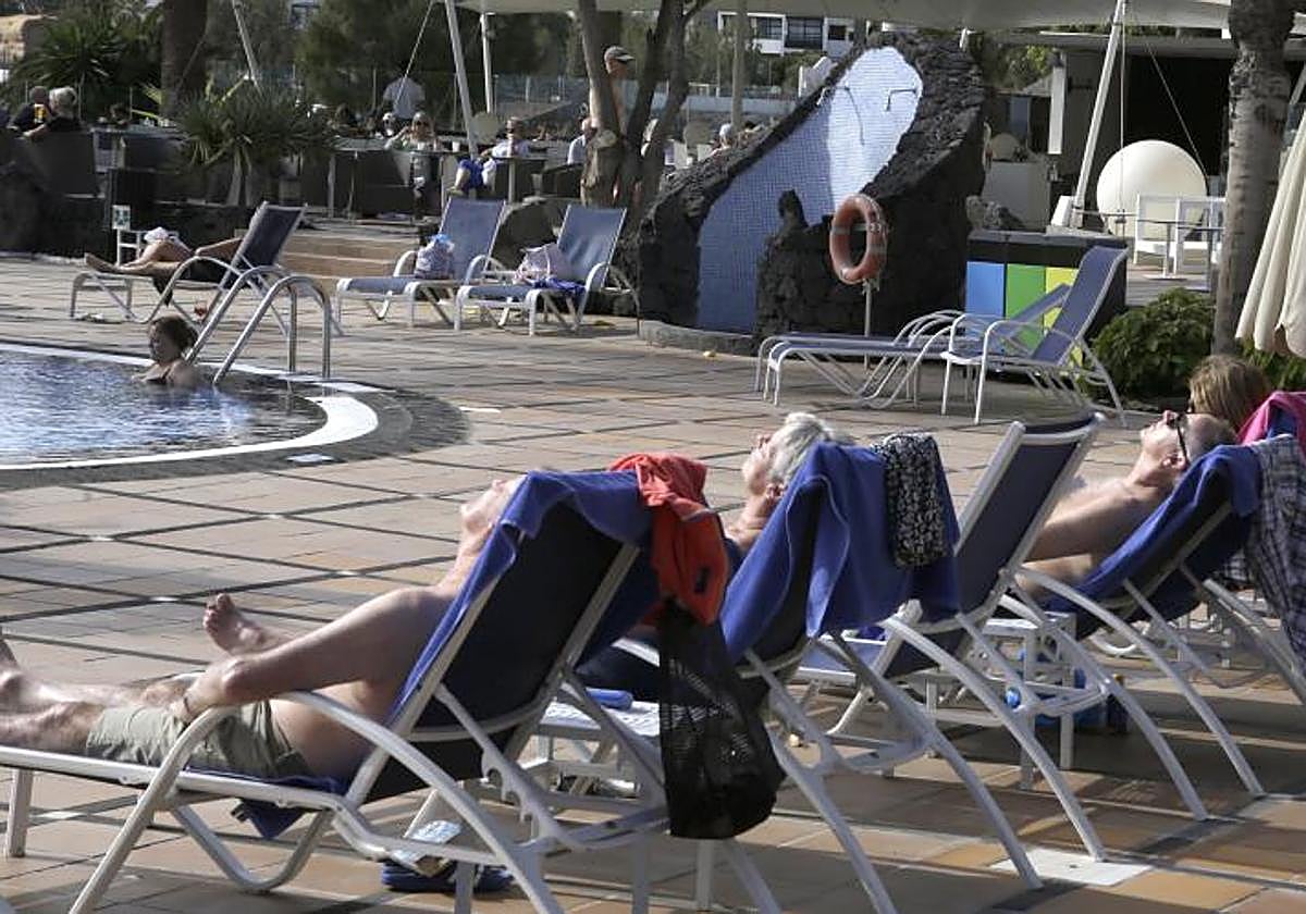 Huéspedes en un recinto de Playa Blanca.