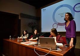 Un momento del acto en el que Vivas presentó el estudio sobre opinión en los medios canarios.