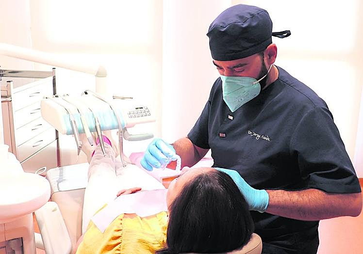 Imagen principal - 1.-Dr. Conde en consulta. 2.-Dr. Poggio en quirófano. 3.- Periodoncia corona. 