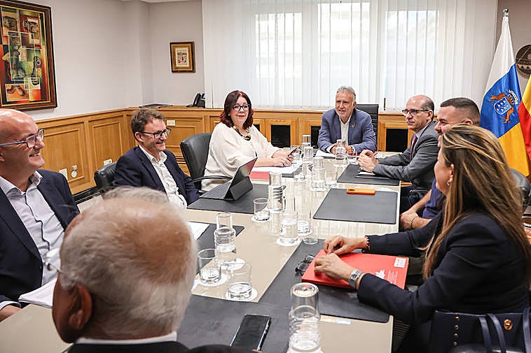 El presidente de Canarias, Ángel Víctor Torres, junto con la consejera de Educación, Universidades, Cultura y Deportes, Manuela Armas, se reunió esta mañana con el presidente de la FET, Agustín Espino.
