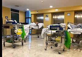 Imagen de achivo de camillas en las zonas de paso del servicio de Urgencias del hospital Insular.