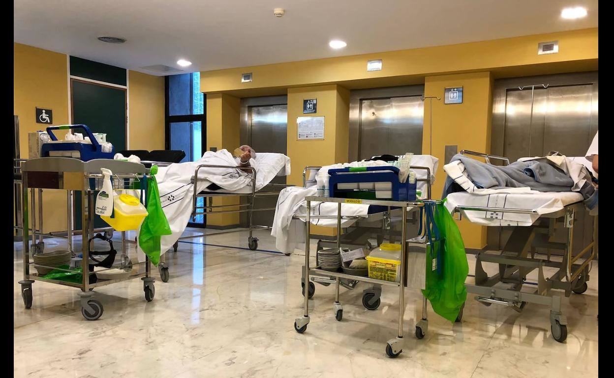 Imagen de achivo de camillas en las zonas de paso del servicio de Urgencias del hospital Insular.