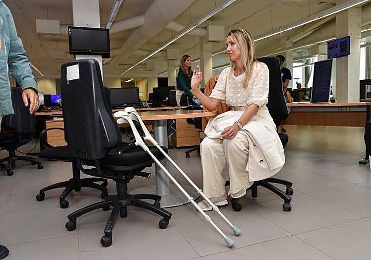María Fernández, candidata de CC, y las muletas que le acompañan en precampaña.