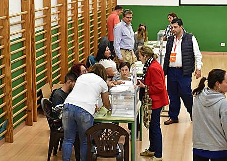 Imagen secundaria 1 - Imágenes de los comicios generales de 2019 en Las Palmas de Gran Canaria.