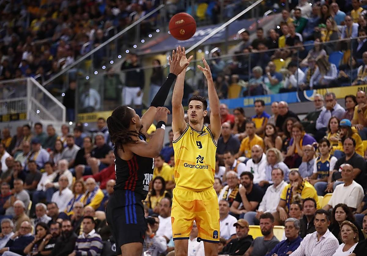 Brussino lanza ante el París.