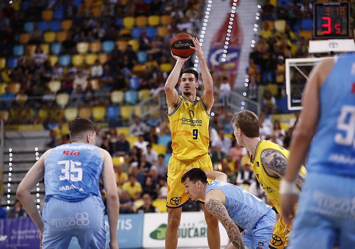 Nicolás Brussino, lanza desde el exterior en el compromiso liguero contra el Río Breogán.