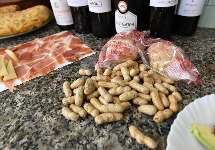 El papel de jamón y queso y los manises, dos clásicos del local.