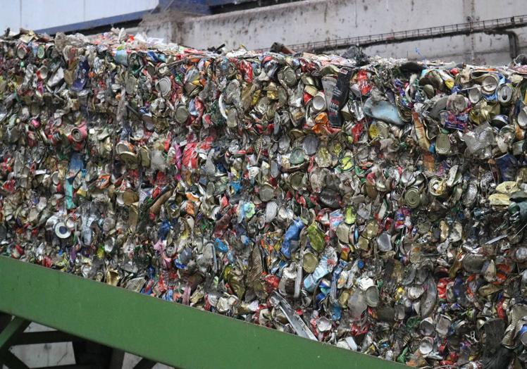 Bala de envases de aluminio recuperados en uno de los complejos de tratamiento.