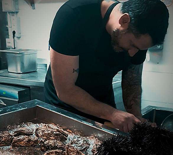 Omar Páez en la cocina de Bestia Marina.