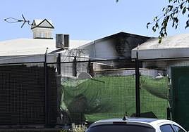 Vista parcial de la fachada de la vivienda afectada por el fuego.