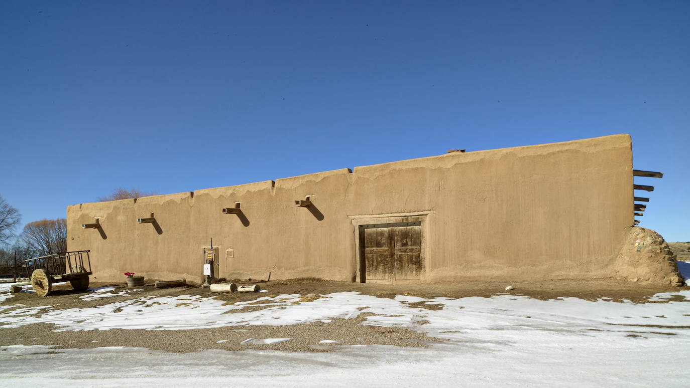 Fotografía donde se muestra la Hacienda de los Martínez en Taos, Nuevo México, construida en 1804 y considerada como una de las pocas «grandes casas» del período colonial español tardío al estilo del norte de Nuevo México que quedan en el suroeste de Estados Unidos.