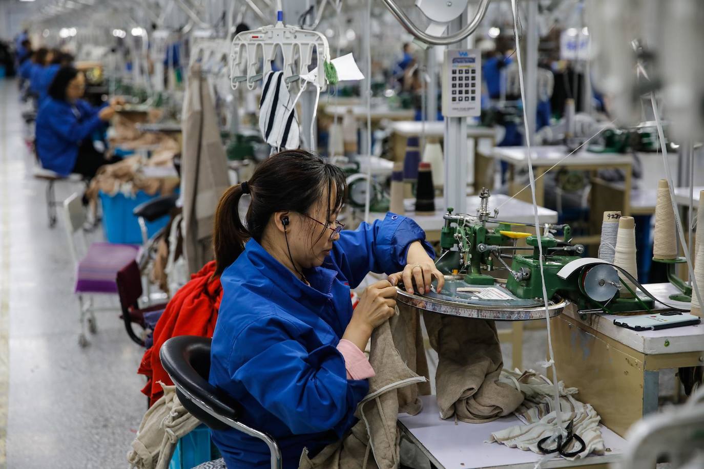 Empleados trabajan en un taller textil del Parque Industrial Ordos Modern Cashmere en la ciudad de Ordos, China. La cachemira es una industria importante para Ordos, y en ella trabajan más de 100.000 personas sector. Desde la selección de la materia prima, el teñido hasta el tejido, el Parque Industrial de Cachemira Moderna de Ordos incorpora todo el proceso de fabricación para producir un suéter de cachemira.