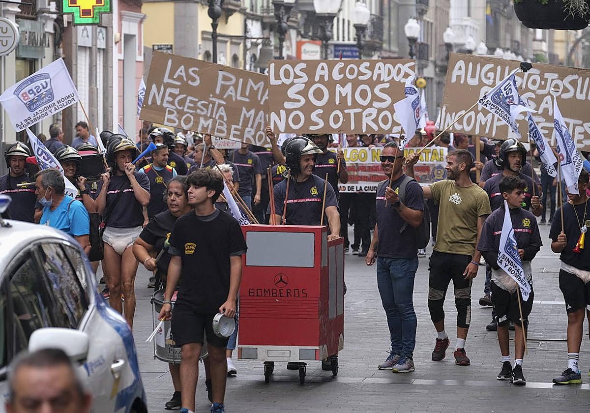 Imagen de archivo de una manifestación de bomberos por Triana.