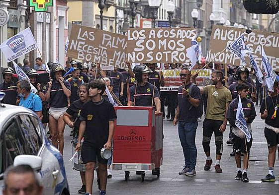 Imagen de archivo de una manifestación de bomberos por Triana.