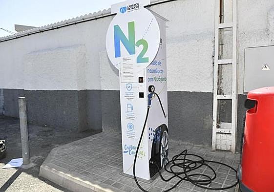 La empresa Carburos Metálicos presenta el primer punto de inflado de neumáticos con nitrógeno.