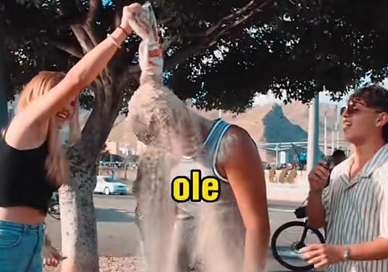 Momento del bautizo canario a un chico peninsular en Tenerife.