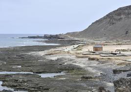 La playa del Confital, este martes con bandera roja.