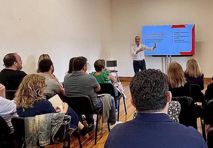 El candidato del PSOE al Cabildo durante la exposición de sus propuestas.