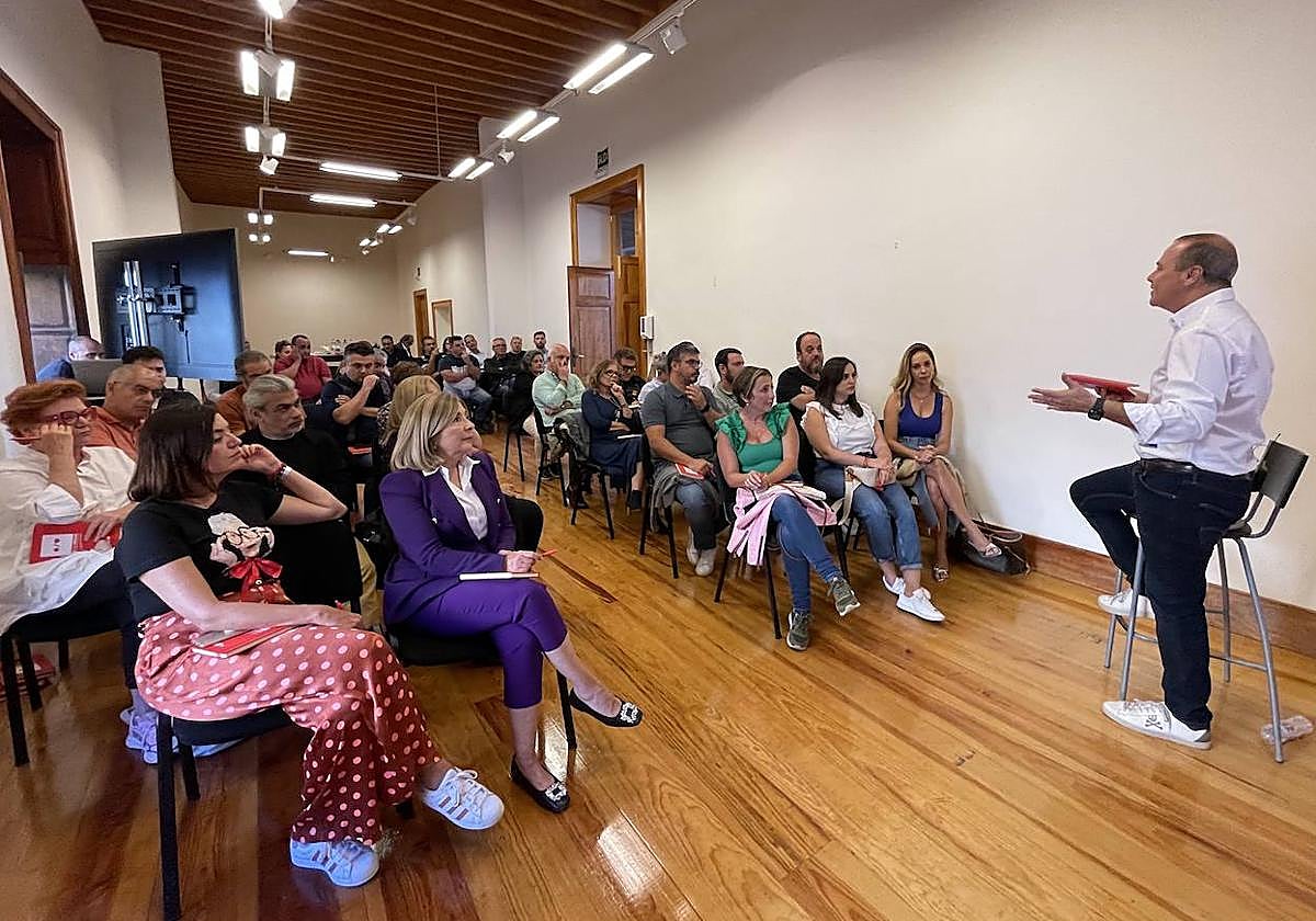Augusto Hidalgo se reunió este martes en Telde con agentes del sector cultural de la isla.