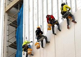 Imagen de archivo de trabajadores en una obra.