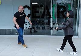 La candidata del PSOE a la Alcaldía de Las Palmas de Gran Canaria, Carolina Darias con el coordinador de la Comisión Española de Ayuda al Refugiado (CEAR) en Canarias, Juan Carlos Lorenzo.