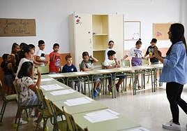 Foto de archivo de una maestra dando clase en un colegio grancanario.