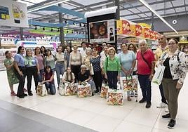 El chef Pepe Rodríguez con los ganadores de un concurso organizado por HiperDino.