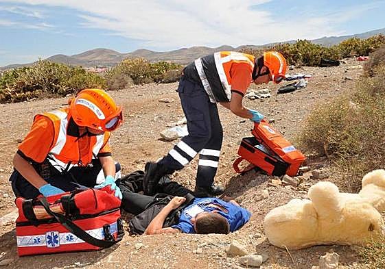Voluntarios de Protección Civil de Telde participando en un simulacro de accidente.