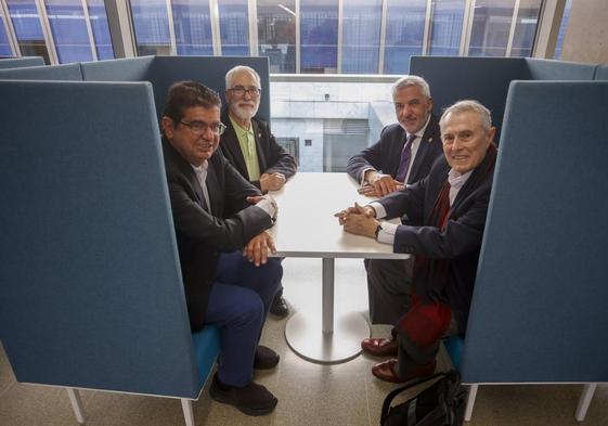 De izquierda a derecha, los exrectores Manuel Lobo y José Regidor, el rector Lluís Serra y el exrector Francisco Rubio Royo, ayer, en la ULPGC.