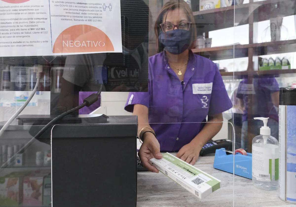 Imagen de archivo de una boticaria ofreciendo un test de antígenos en una farmacia de la capital grancanaria.