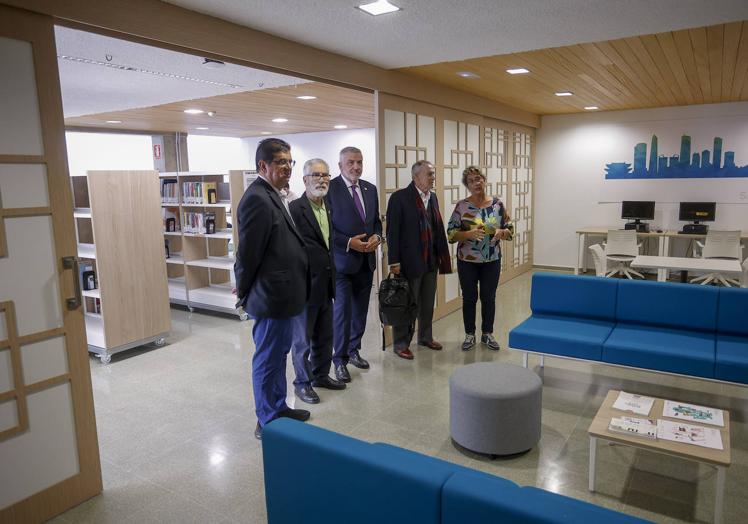 El rector y los exrectores visitaron la Biblioteca Universitaria.