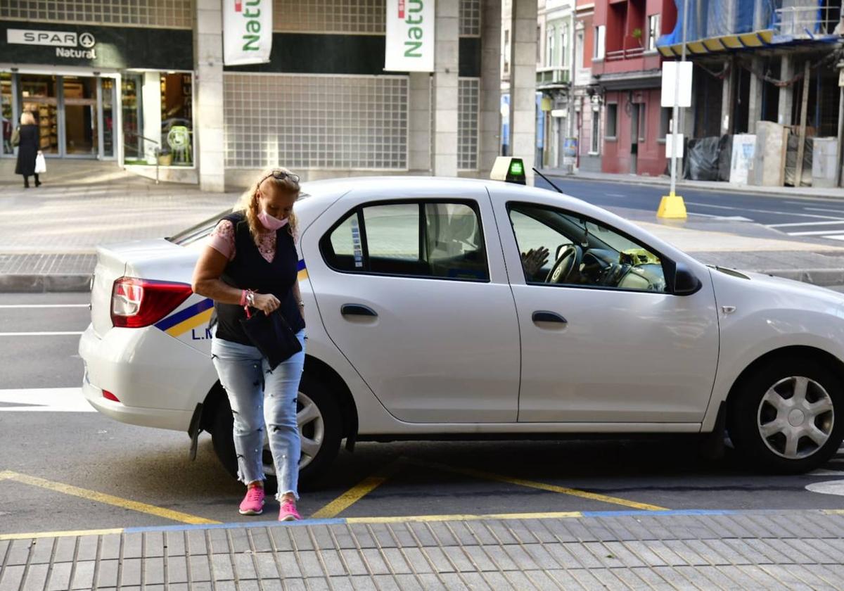 Una ciudadana baja del taxi en la capital grancanaria.