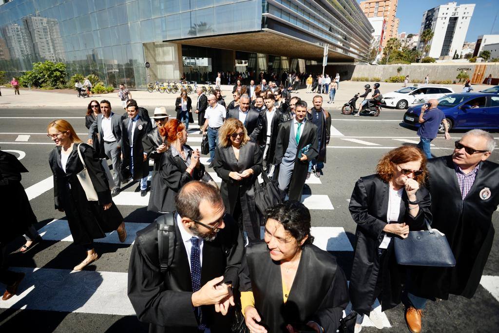 Los abogados de la capital grancanaria toman las calles para reclamar mejoras