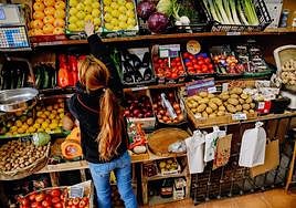 Comprando frutas y verduras.
