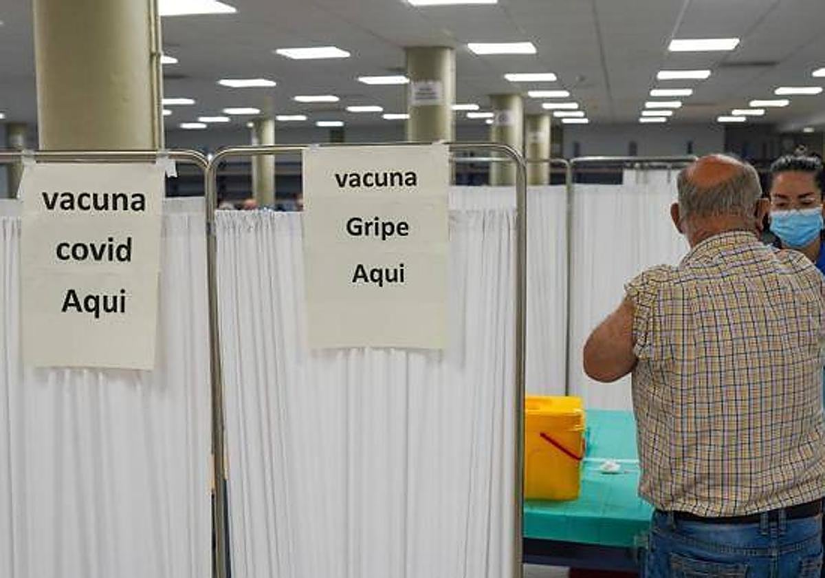 Imagen de archivo de un hombre que va a recibir la doble vacunación contra la covid y la gripe.