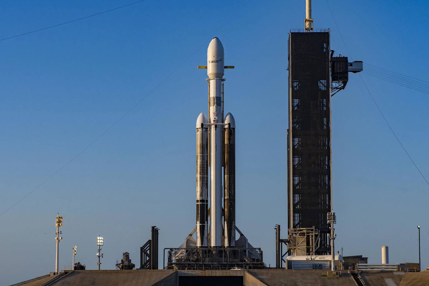 Fotografía cedida por SpaceX donde se aprecia el cohete Falcon que lleva la misión ViaSat-3 Americas instalado en la plataforma de lanzamiento LC-39A en Cabo Cañaveral, Florida. SpaceX enviará dos satélites de las compañías Astranis y ViaSat, por medio de su poderoso cohete Falcon Heavy, este lanzamiento cumplirá su sexta misiónque despegarán desde Cabo Cañaveral, en Florida (EE.UU.). 