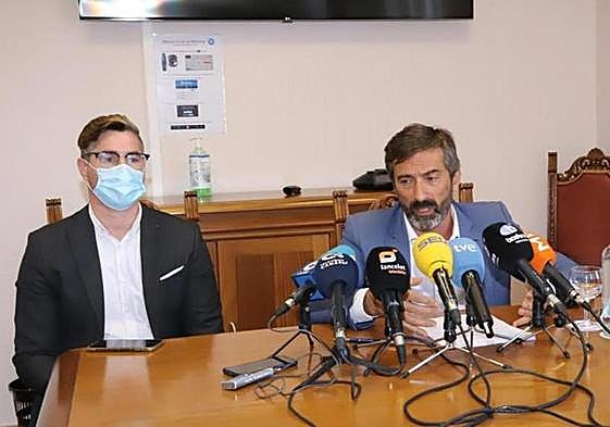 Imagen de archivo de Pedro San Ginés con su abogado, en el Cabildo, en marzo de 2022.